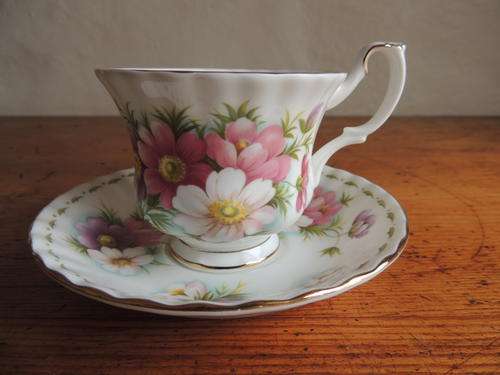 ROYAL ALBERT FLOWER OF THE MONTH DUO - OCTOBER (COSMOS)