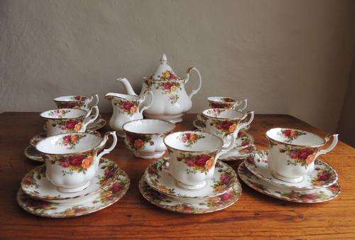 ROYAL ALBERT "OLD COUNTRY ROSES" TEASET WITH TEAPOT - 24 PIECES