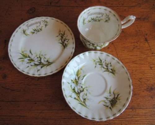 ROYAL ALBERT FLOWER OF THE MONTH TRIO - JANUARY (SNOWDROPS)