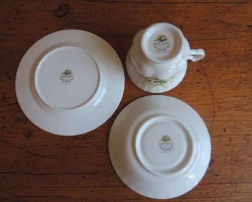 ROYAL ALBERT FLOWER OF THE MONTH TRIO - JANUARY (SNOWDROPS)