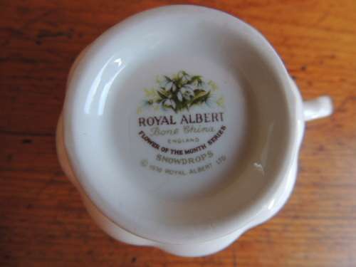 ROYAL ALBERT FLOWER OF THE MONTH TRIO - JANUARY (SNOWDROPS)