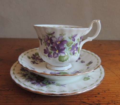 ROYAL ALBERT FLOWER OF THE MONTH TRIO - FEBRUARY (VIOLETS)