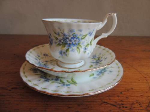 ROYAL ALBERT FLOWER OF THE MONTH TRIO - JULY (FORGET-ME-NOT)