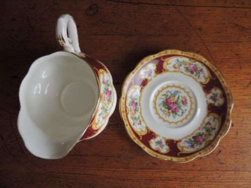 ROYAL ALBERT GRAVY BOAT WITH UNDER PLATE - "LADY HAMILTON"