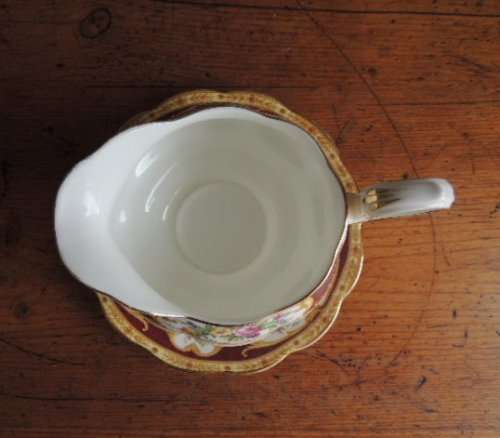 ROYAL ALBERT GRAVY BOAT WITH UNDER PLATE - "LADY HAMILTON"