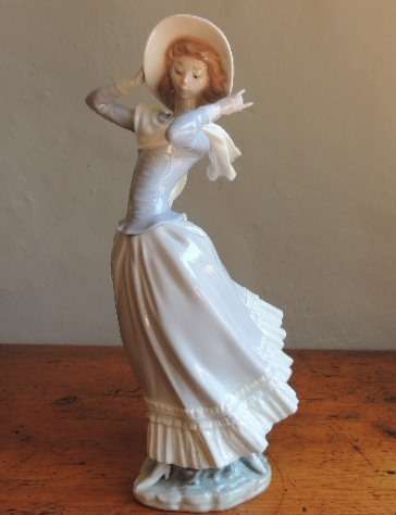 LLADRO "WINDSWEPT LADY" - FABULOUS - 35 cm - Priced reduced