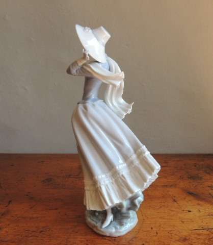 LLADRO "WINDSWEPT LADY" - FABULOUS - 35 cm - Priced reduced