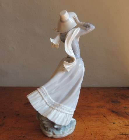 LLADRO "WINDSWEPT LADY" - FABULOUS - 35 cm - Priced reduced