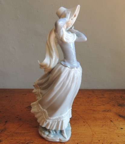 LLADRO "WINDSWEPT LADY" - FABULOUS - 35 cm - Priced reduced