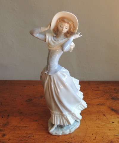 LLADRO "WINDSWEPT LADY" - FABULOUS - 35 cm - Priced reduced