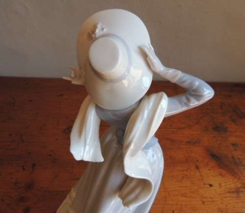 LLADRO "WINDSWEPT LADY" - FABULOUS - 35 cm - Priced reduced