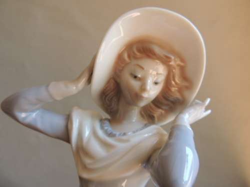 LLADRO "WINDSWEPT LADY" - FABULOUS - 35 cm - Priced reduced