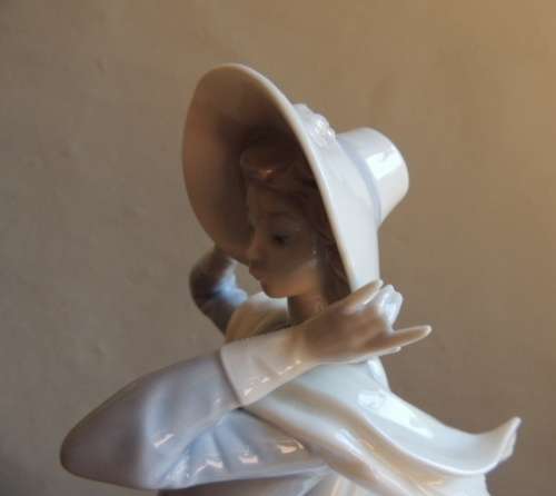 LLADRO "WINDSWEPT LADY" - FABULOUS - 35 cm - Priced reduced