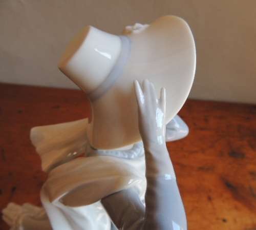 LLADRO "WINDSWEPT LADY" - FABULOUS - 35 cm - Priced reduced