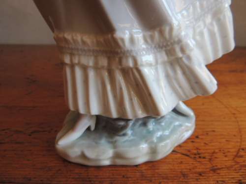 LLADRO "WINDSWEPT LADY" - FABULOUS - 35 cm - Priced reduced