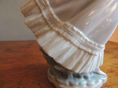 LLADRO "WINDSWEPT LADY" - FABULOUS - 35 cm - Priced reduced