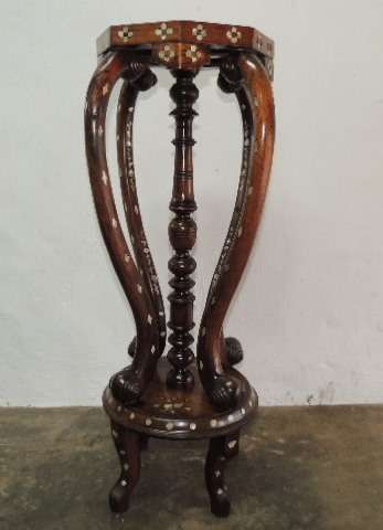 MAGNIFICENT GUERIDON WITH INLAID MOTHER OF PEARL AND MARBLE TOP