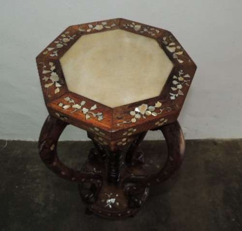 MAGNIFICENT GUERIDON WITH INLAID MOTHER OF PEARL AND MARBLE TOP