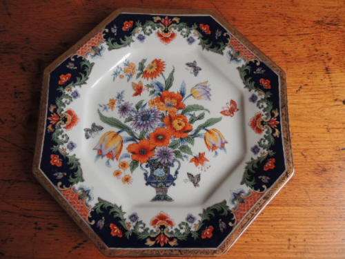 JAPANESE IMARI OCTAGONAL DISPLAY PLATE - EXQUISITE (PLATE 1 OF 2)