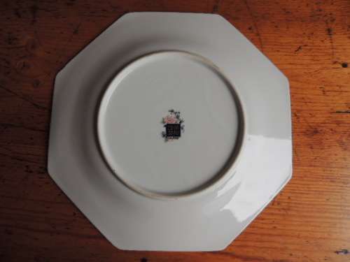 JAPANESE IMARI OCTAGONAL DISPLAY PLATE - EXQUISITE (PLATE 1 OF 2)