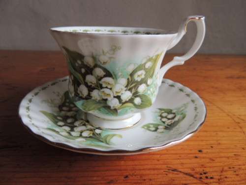 ROYAL ALBERT DUO - FLOWERS OF THE MONTH SERIES, MAY "SWEET LILY OF THE VALLEY"