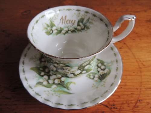 ROYAL ALBERT DUO - FLOWERS OF THE MONTH SERIES, MAY "SWEET LILY OF THE VALLEY"