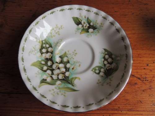 ROYAL ALBERT DUO - FLOWERS OF THE MONTH SERIES, MAY "SWEET LILY OF THE VALLEY"