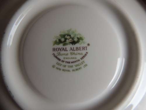 ROYAL ALBERT DUO - FLOWERS OF THE MONTH SERIES, MAY "SWEET LILY OF THE VALLEY"