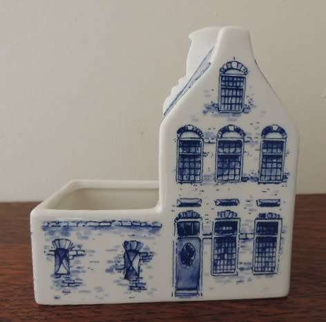 DELFTS REGINA HAND PAINTED HOUSE -"SLAGERY"