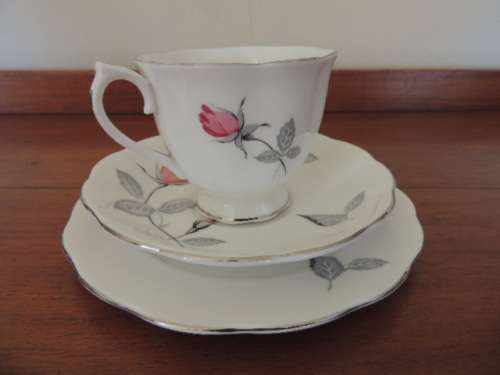 ROYAL ALBERT TEA SET - "TRENT ROSE" - 20 Pieces