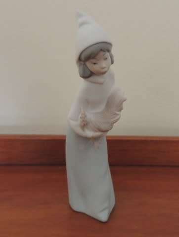 LLADRO GIRL HOLDING CHICKEN - MATT FINISH