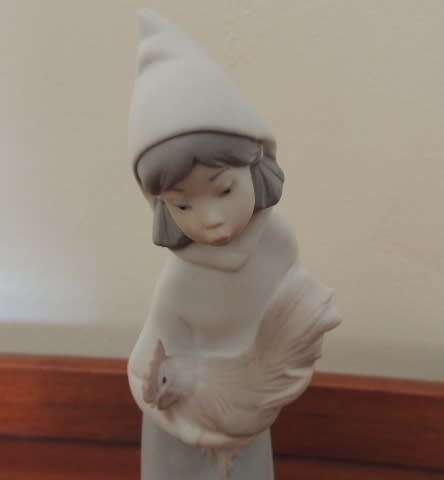 LLADRO GIRL HOLDING CHICKEN - MATT FINISH
