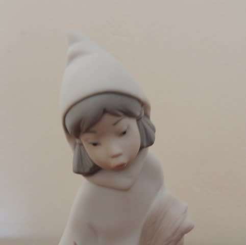 LLADRO GIRL HOLDING CHICKEN - MATT FINISH