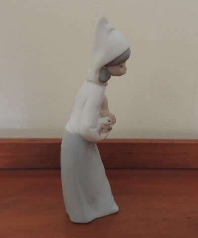 LLADRO GIRL HOLDING CHICKEN - MATT FINISH