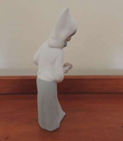 LLADRO GIRL HOLDING CHICKEN - MATT FINISH
