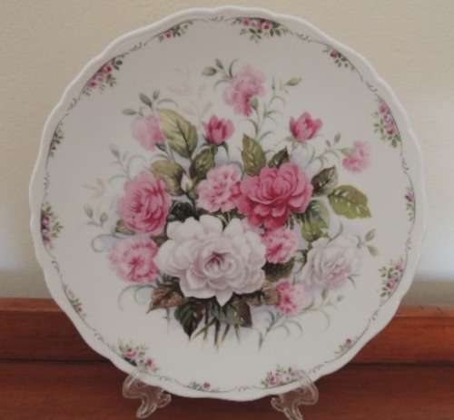 ROYAL ALBERT CABINET PLATE - "THE ROSE GARDEN COLLECTION - FIRST LOVE"
