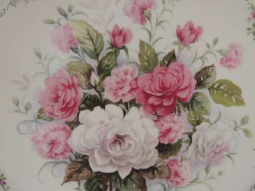 ROYAL ALBERT CABINET PLATE - "THE ROSE GARDEN COLLECTION - FIRST LOVE"