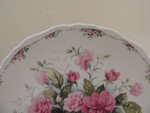 ROYAL ALBERT CABINET PLATE - "THE ROSE GARDEN COLLECTION - FIRST LOVE"