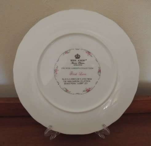 ROYAL ALBERT CABINET PLATE - "THE ROSE GARDEN COLLECTION - FIRST LOVE"