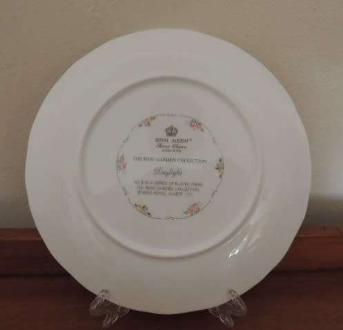 ROYAL ALBERT CABINET PLATE - "THE ROSE GARDEN COLLECTION - DAYLIGHT"