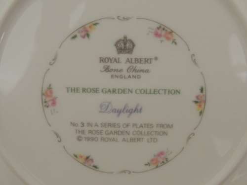 ROYAL ALBERT CABINET PLATE - "THE ROSE GARDEN COLLECTION - DAYLIGHT"
