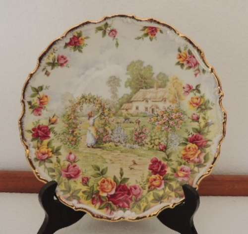 ROYAL ALBERT CABINET PLATE - "A CELEBRATION OF THE OLD COUNTRY ROSES GARDEN"