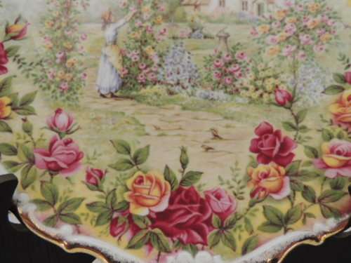 ROYAL ALBERT CABINET PLATE - "A CELEBRATION OF THE OLD COUNTRY ROSES GARDEN"