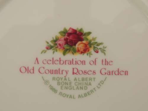ROYAL ALBERT CABINET PLATE - "A CELEBRATION OF THE OLD COUNTRY ROSES GARDEN"