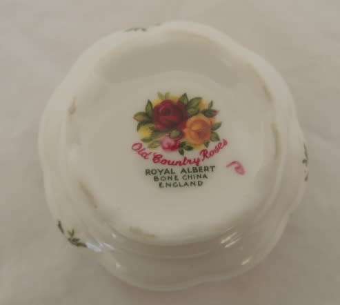 ROYAL ALBERT POSY - "OLD COUNTRY ROSES"