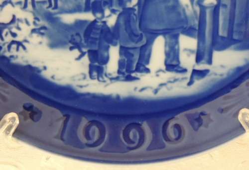ROYAL COPENHAGEN COLLECTOR'S CHRISTMAS PLATE 1996 - "LIGHTING THE STREET LAMPS"