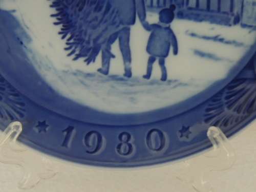 ROYAL COPENHAGEN COLLECTOR'S CHRISTMAS PLATE 1980 - "BRINGING HOME THE CHRISTMAS TREE"
