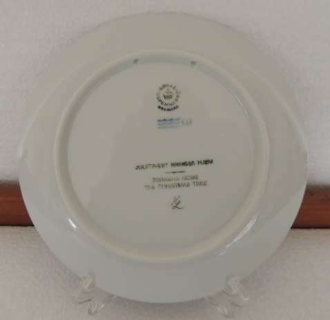 ROYAL COPENHAGEN COLLECTOR'S CHRISTMAS PLATE 1980 - "BRINGING HOME THE CHRISTMAS TREE"