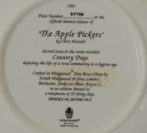 WEDGWOOD "COUNTRY DAYS" SERIES PLATE - "THE APPLE PICKERS" with COA