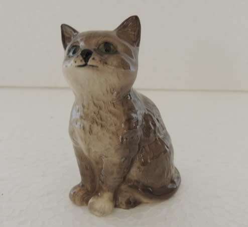 ROYAL DOULTON SEATED CAT